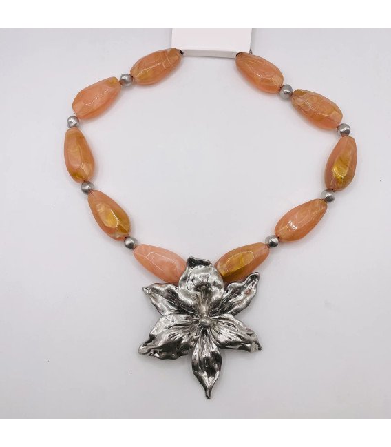 COLGANTE PIEDRAS CON DETALLE FLOR