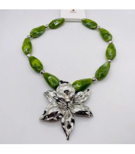 COLGANTE PIEDRAS VERDES CON DETALLE FLOR